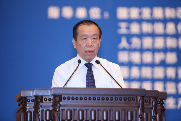 路耀华执行副会长发布2014首届中国工业企业履责星级榜.jpg
